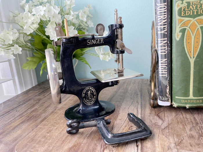 1930s Singer Sewing Machine Model 20 at Duckwells