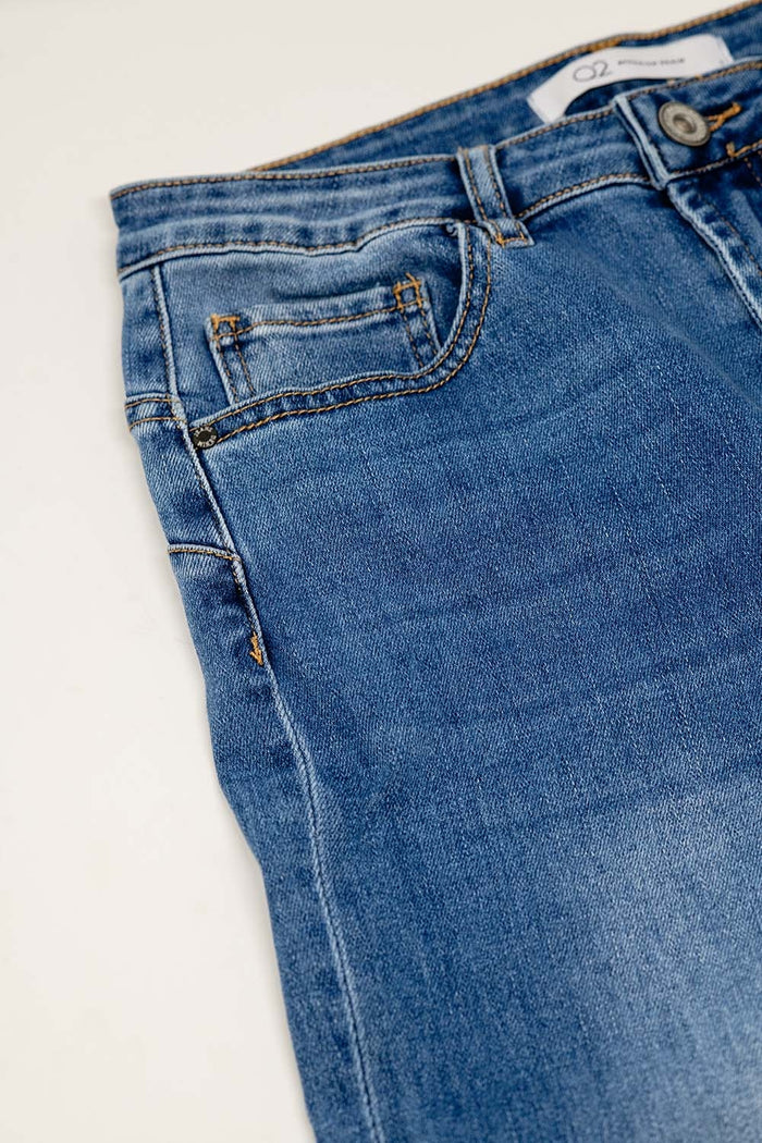 Basic straight jeans with five pockets and frontal metalic button closure - Denim