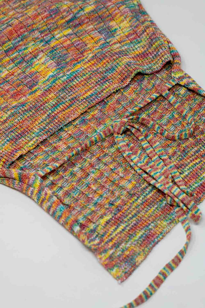 Colorful elastic top with bare lower back