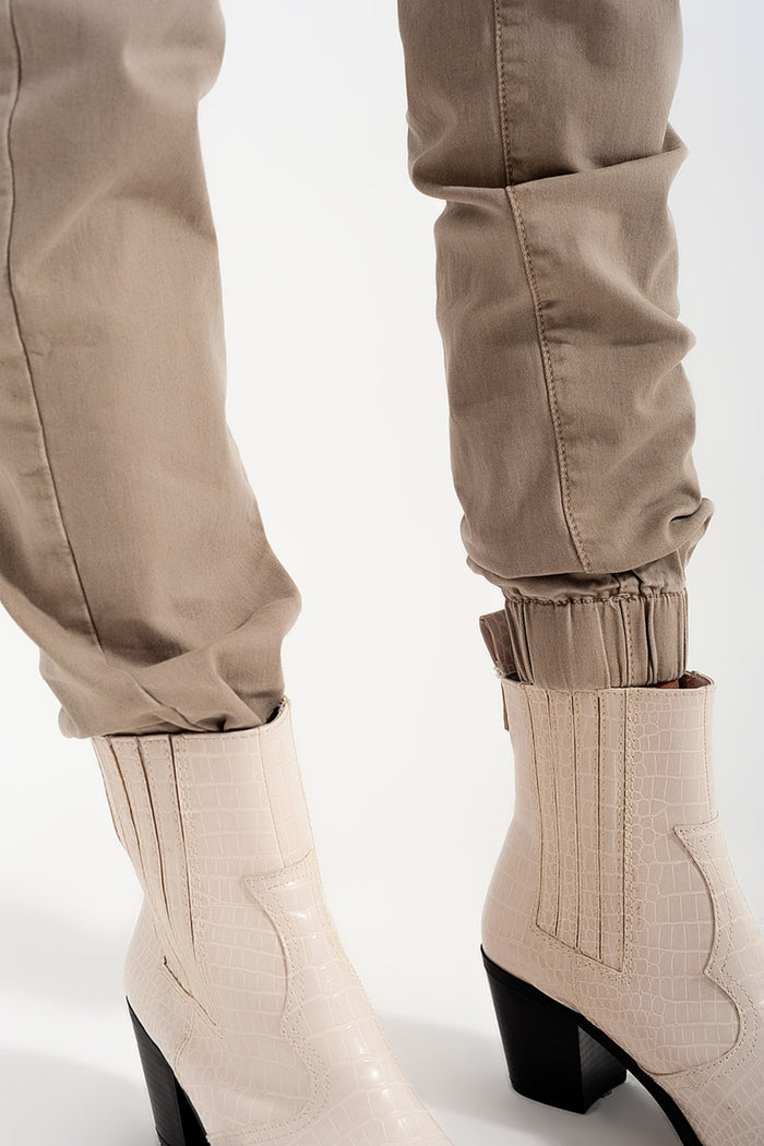 Cuffed utility pants with chain in beige - Coloured Jeans