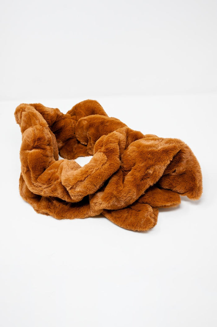 Faux fur collar in camel