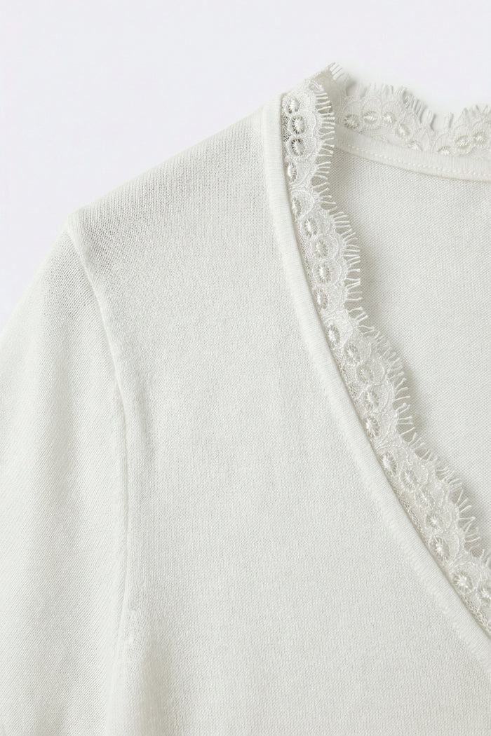 Fine and soft knit sweater with V-neck and lace trim in white