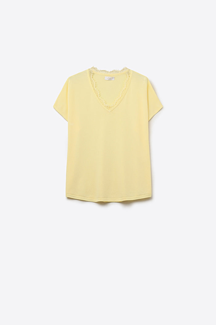 Fine and soft knit sweater with V-neck and lace trim in yellow