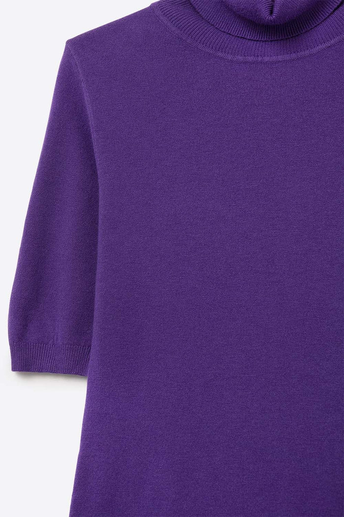 Fine knit sweater in purple with a high neck and elbow-length sleeves