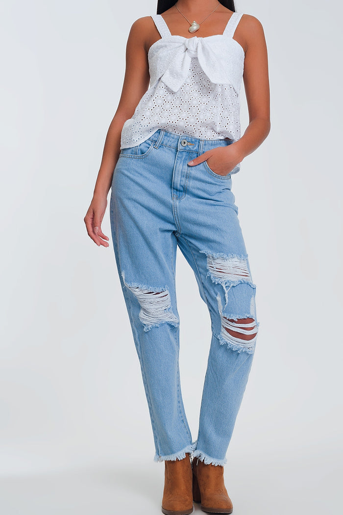 High waist mom jeans with busted knees in light denim - Denim