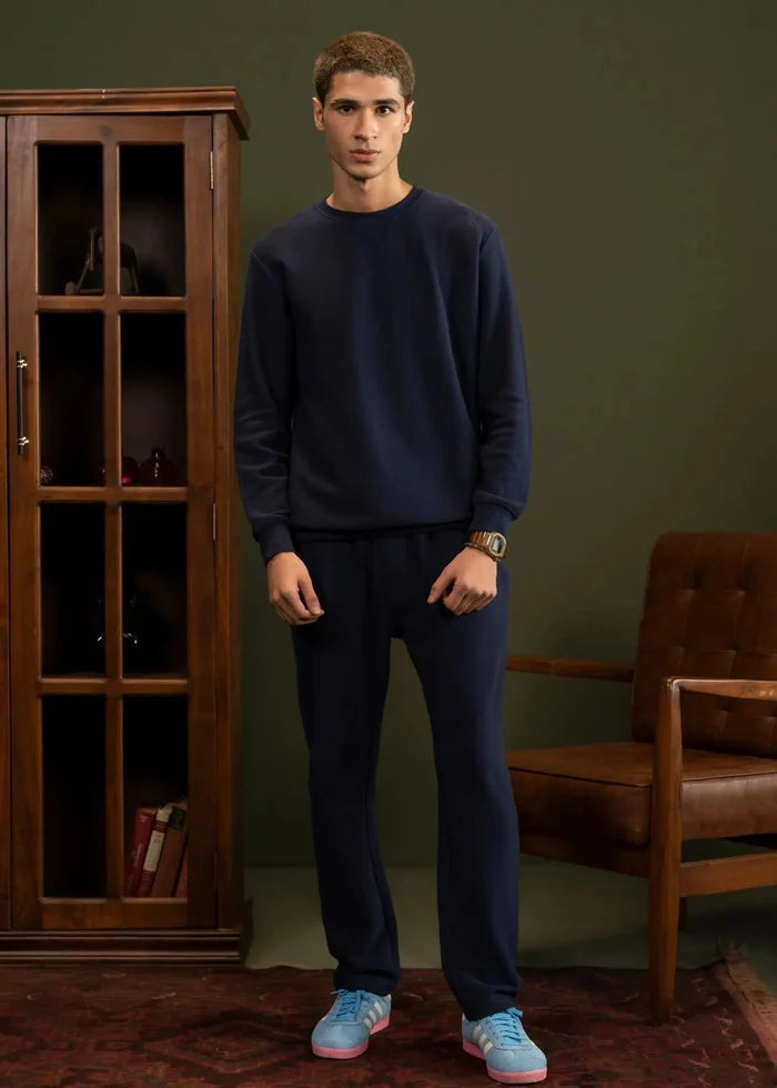 Navy crewneck sweatshirt, long sleeves with ribbed cuffs and hem