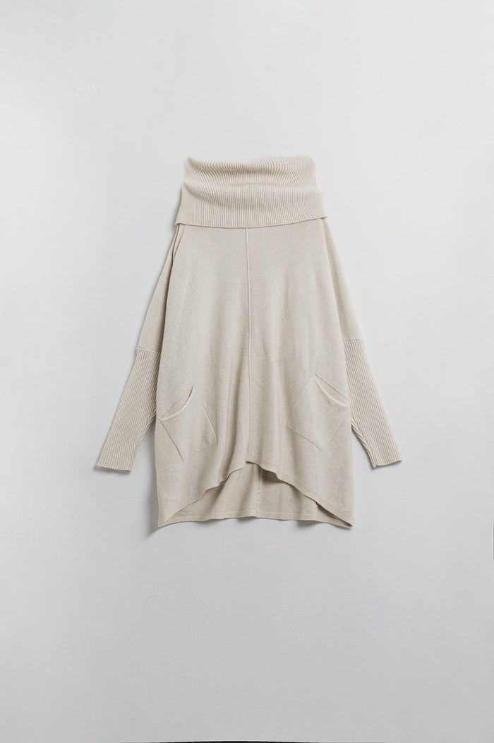 Oversized beige sweater with front pockets
