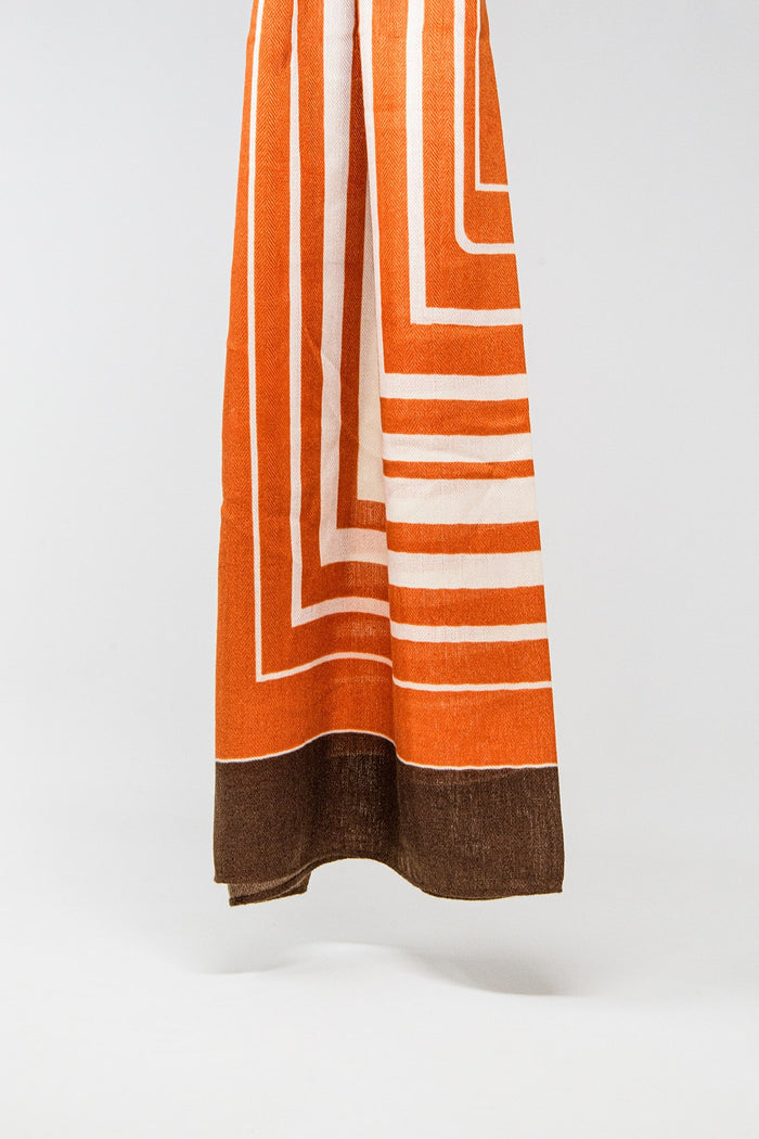 Red scarf in fine knit with geometric print