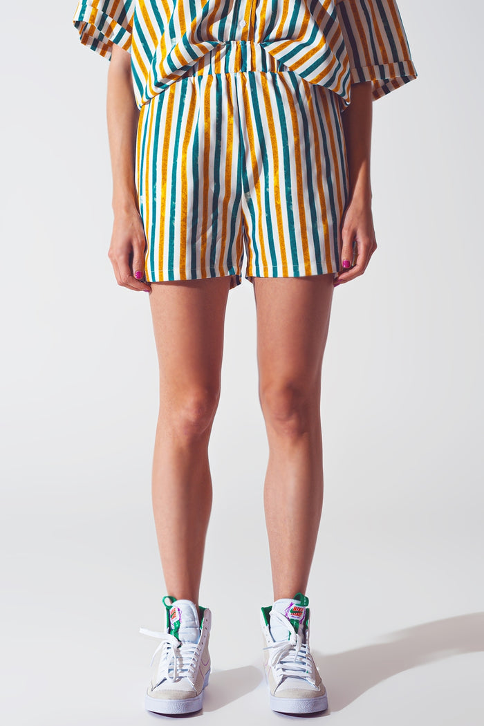 Shorts in green stripes - trousers