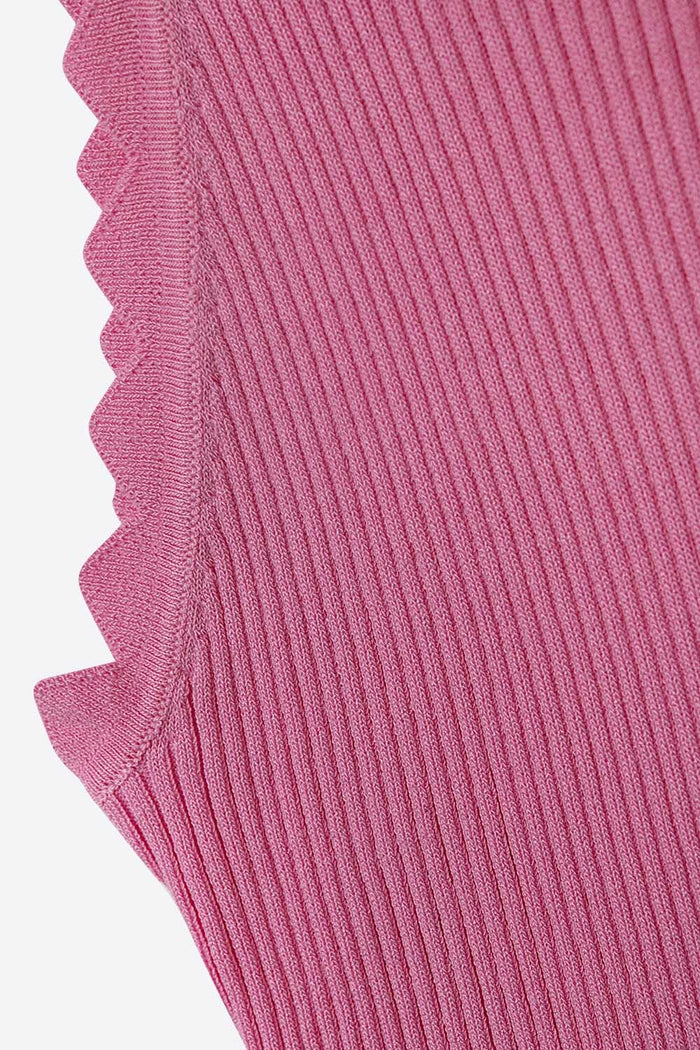 Sleeveless pink top with wave details
