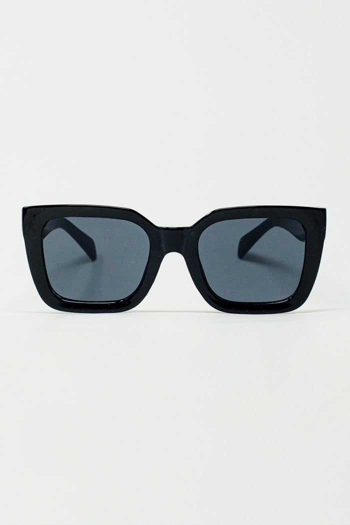 Squared Sunglasses With Dark Lenses in Black